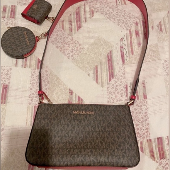 Michael Kors Jet Set Travel Crossbody w tech attached - Picture 1 of 3